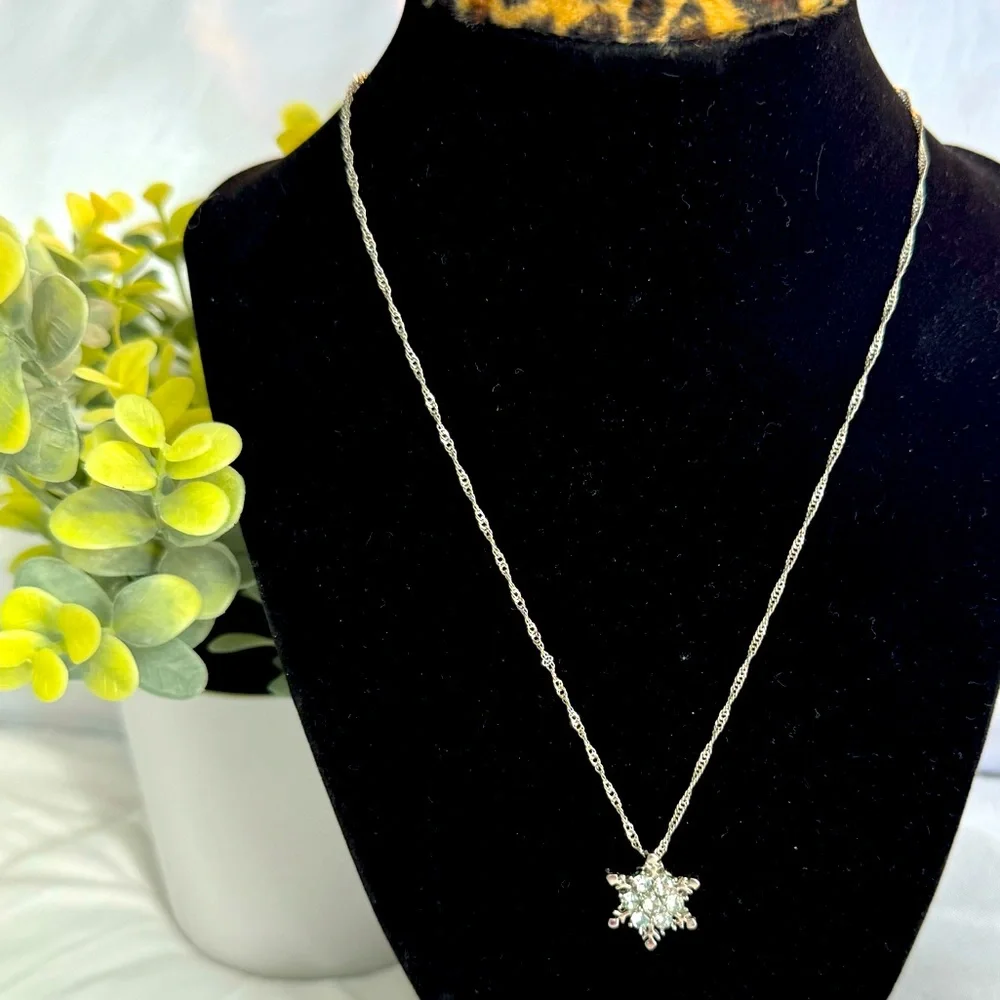 🆕 Silver Blue Crystal Snowflake Necklace - Picture 5 of 8